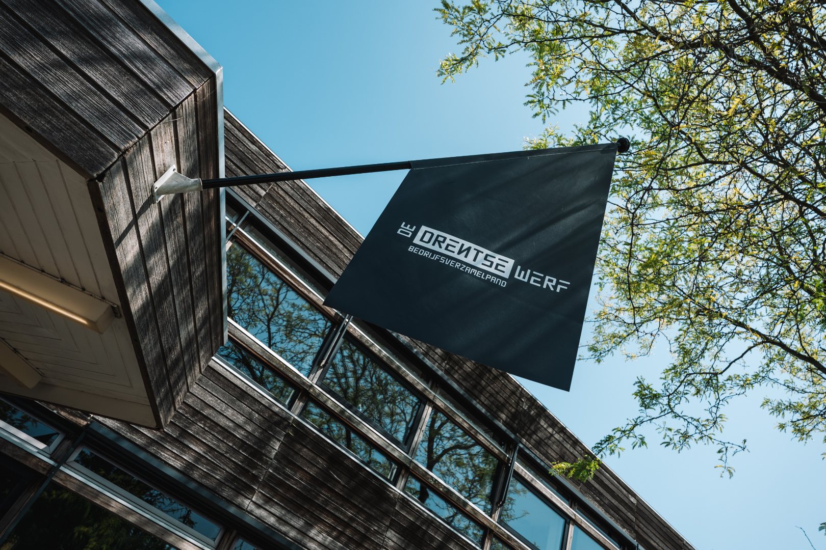 De gevel en vlag van De Drentse Werf